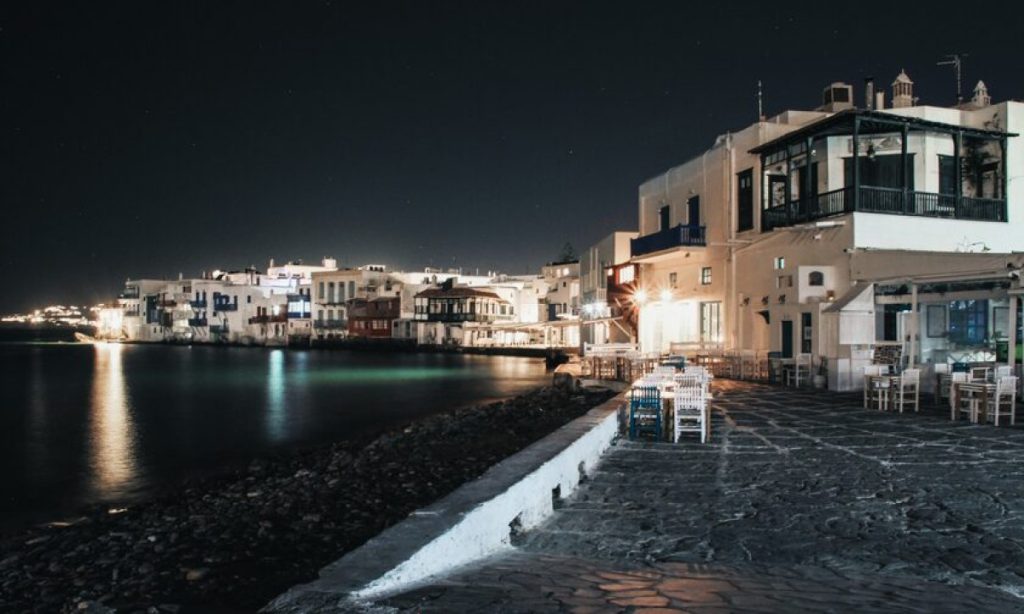 Γέμισε λύματα το Παλιό Λιμάνι της Μυκόνου – Άδειασαν τα μαγαζιά