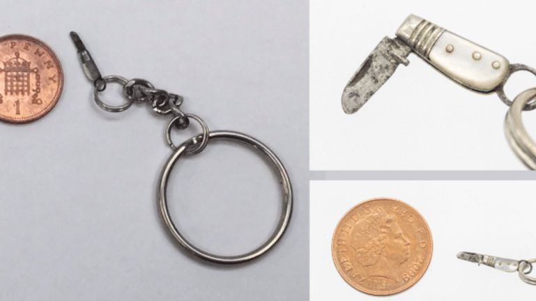 Στο «σφυρί» ο μικρότερος σουγιάς στον κόσμο – Εχει μήκος 7 χιλιοστά και είναι μικρότερος από κέρμα πένας Αγγλίας