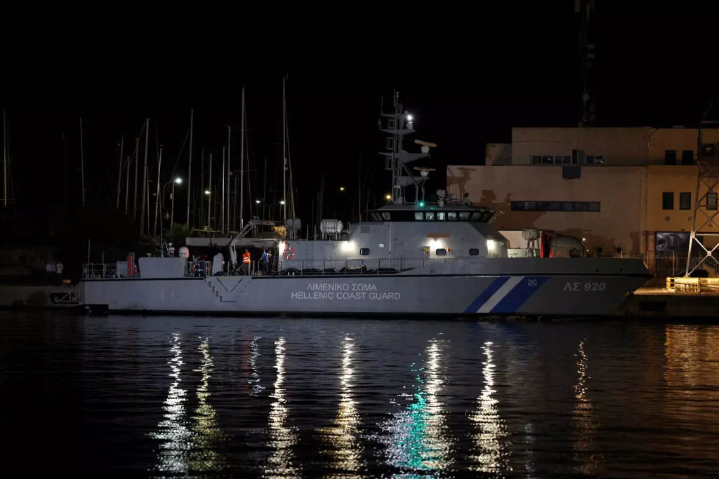 Σκάφος του Λ.Σ. μετέφερε λαθραίους μετανάστες στην Καλαμάτα – Τους παρέλαβε από φορτηγό πλοίο ανοικτά της Πύλου