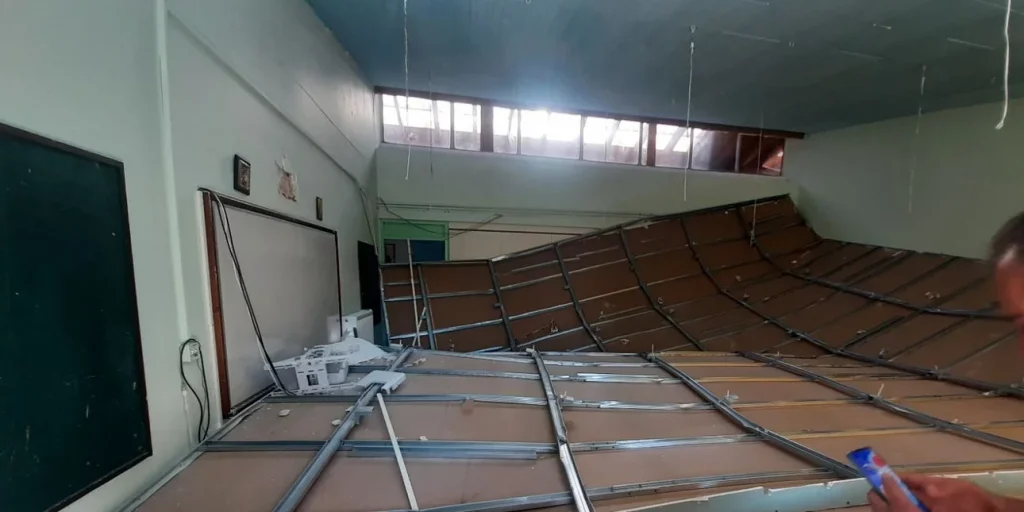 Η απάντηση του δήμου για την κατάρρευση ψευδοροφής σε αίθουσα του δημοτικού σχολείου στον Βαρνάβα Αττικής