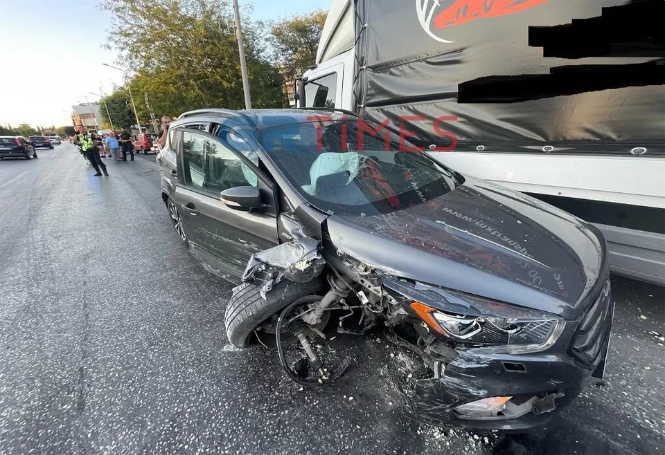 Κινηματογραφική καταδίωξη στην Θεσσαλονίκη: Μπήκε με κλεμμένο ΙΧ στο αντίθετο ρεύμα και συγκρούστηκε με λεωφορείο