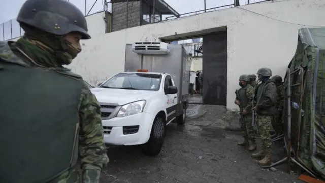 Ισημερινός: Συνελήφθησαν υπάλληλοι φυλακών μετά την κατάσχεση όπλων, ναρκωτικών και ρευστού στα γραφεία τους