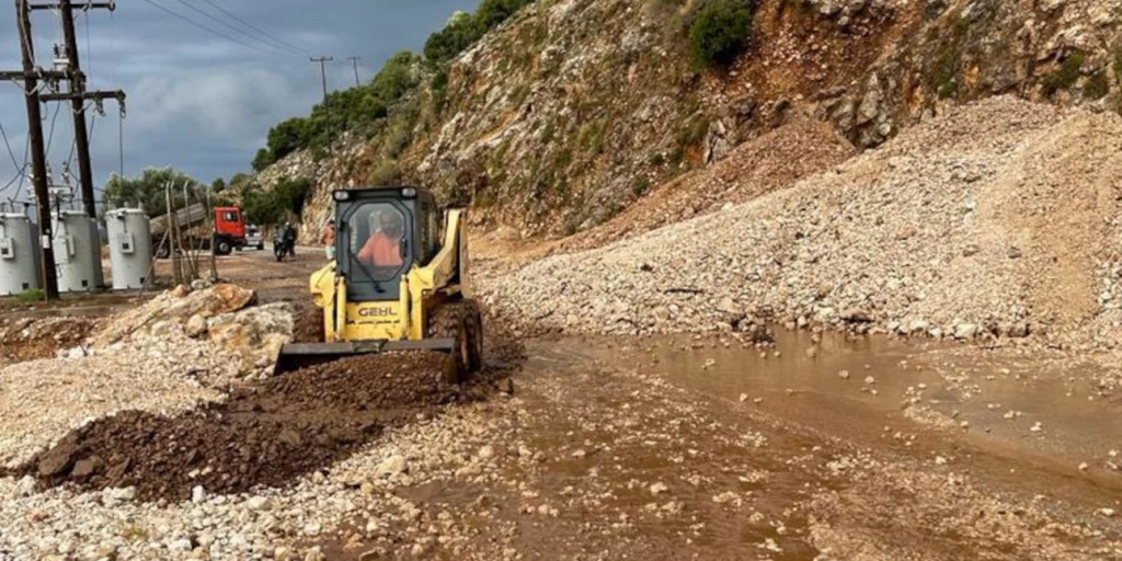 Η κακοκαιρία «Petar» έπληξε την Κεφαλονιά: Φερτά υλικά και λάσπες έκλεισαν δρόμους (φώτο)