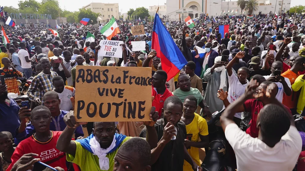 Guardian: «Η κρίση του Νίγηρα είναι το τέλος της γαλλικής “εν μέρει” αυτοκρατορίας στην Αφρική»
