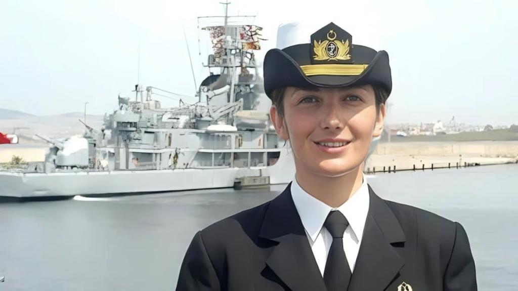 Η Γκιοκέν Φιράτ είναι η πρώτη γυναίκα αντιναύαρχος στο Ναυτικό της Τουρκίας
