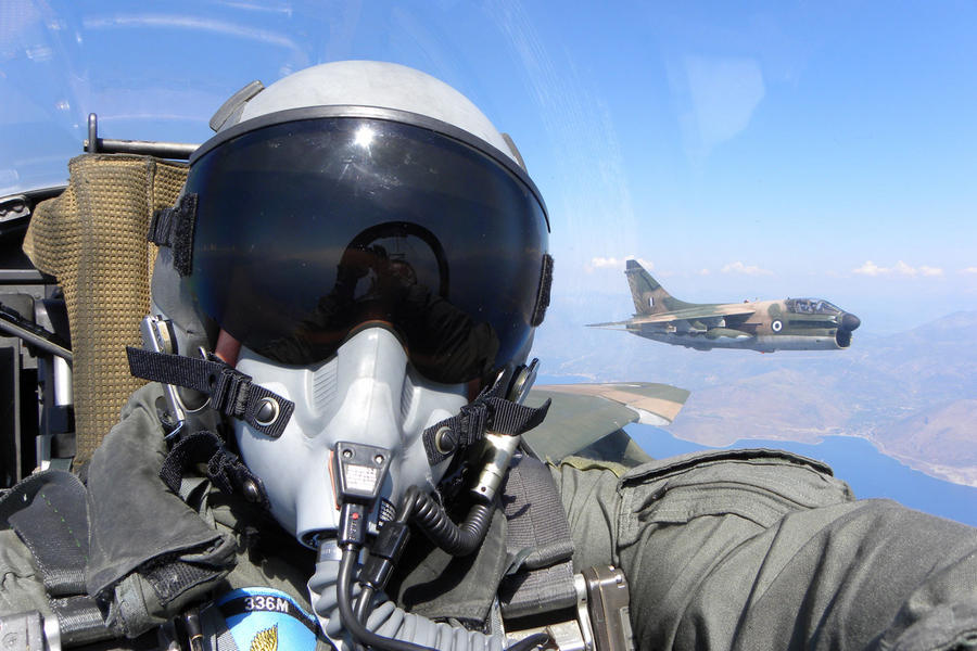 Βίντεο που κόβει την ανάσα: «Κουρσάρος» της ΠΑ πετά ξυστά πάνω από τα κύματα