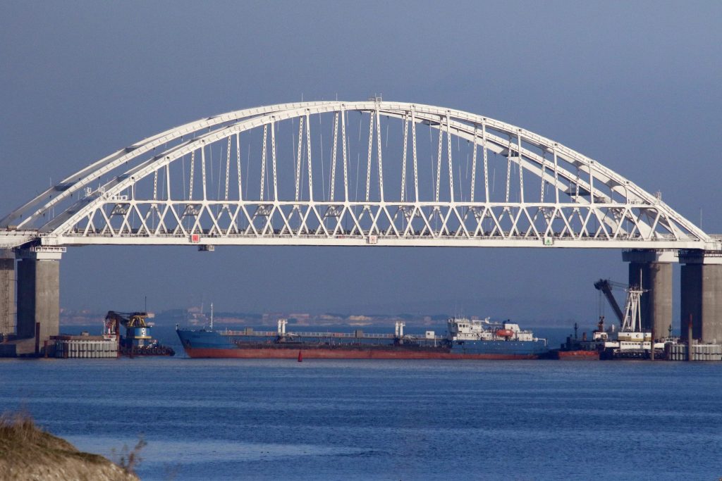 Νέα ουκρανική επίθεση  με θαλάσσια drones κατά ρωσικού τάνκερ στην γέφυρα της Κριμαίας: «Μετέφερε όπλα στην Συρία» λένε οι Ουκρανοί