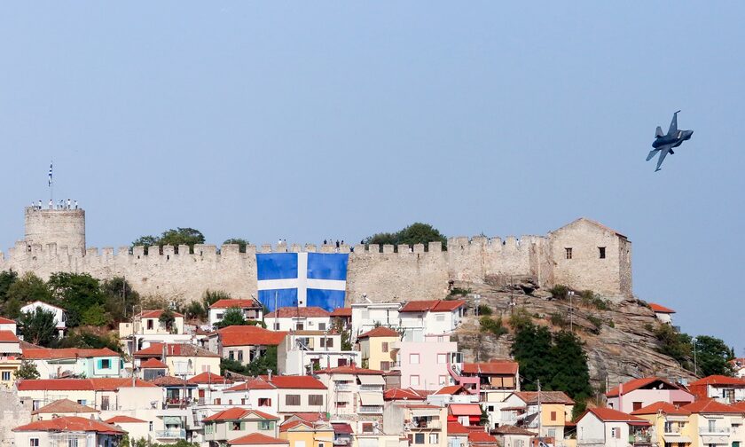 Καβάλα: Συνελήφθη Βούλγαρος που κατέβασε την ελληνική σημαία και ανέβασε βουλγαρική – «Η περιοχή μας ανήκει»