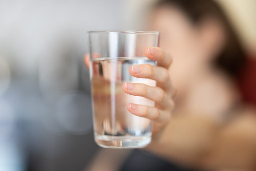 Νερό: Πώς δύο ποτήρια θα σε κάνουν πιο δυνατό, έξυπνο και υγιή από ποτέ;