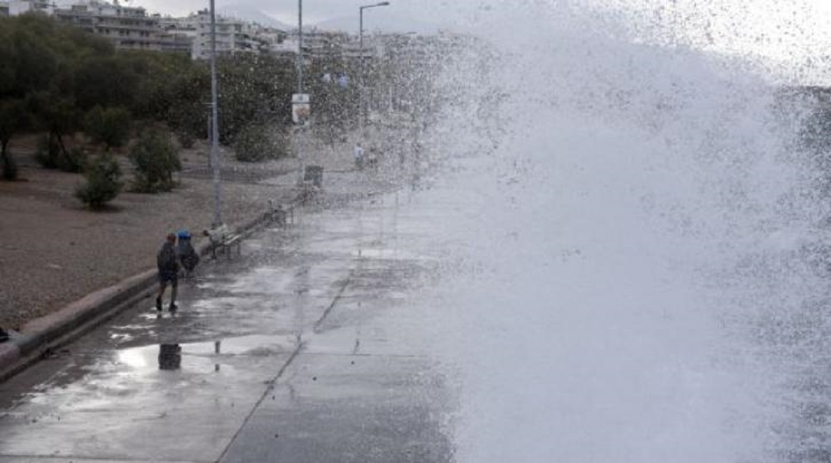 Κακοκαιρία Petar: Έντονα φαινόμενα στην Κέρκυρα – Τουρίστες εγκλωβίστηκαν σε παραλία