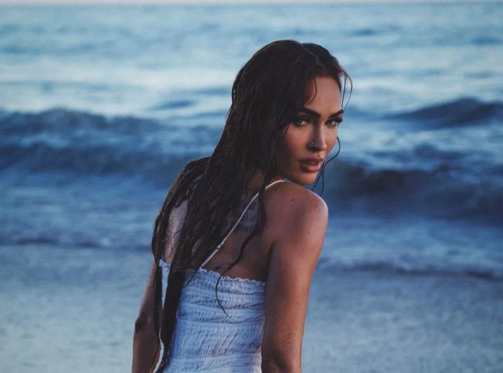 Μegan Fox: Η νέα «καυτή» φωτογράφισή της με κολλητό φόρεμα ανάμεσα στα κύματα (φωτο)