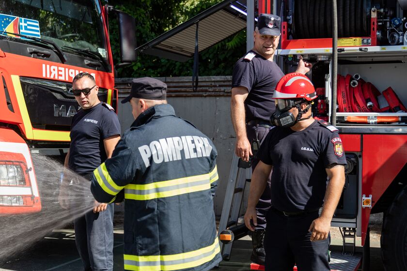Ρουμάνοι πυροσβέστες μιλούν για τις πυρκαγιές στην Ελλάδα: «Η φετινή ήταν η πιο δύσκολη χρονιά»