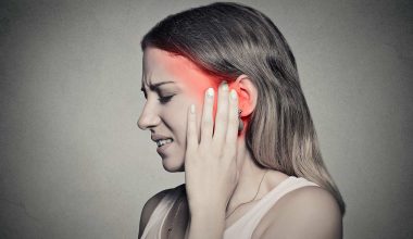 Ωτίτιδα: Ποια τα συμπτώματα και οι αιτίες – Τι να κάνετε για να περάσει