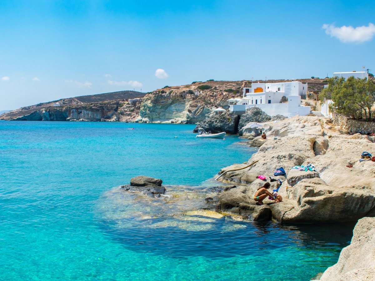 Κίμωλος: Το νησί με τα τιρκουάζ νερά και τις «χρυσαφένιες» αμμουδιές – Ποιες παραλίες να επισκεφθείτε (φώτο)