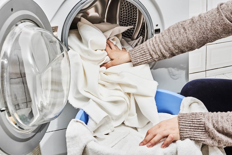 Πέντε χρήσιμες συμβουλές για να κάνετε το πλύσιμο των ρούχων στο πλυντήριο πιο αποτελεσματικό