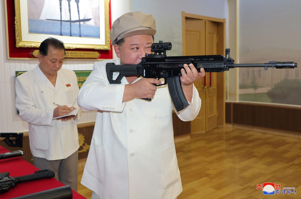 Ο Κιμ Γιονγκ Ουν έκανε περιοδεία σε εργοστάσια όπλων – Έδωσε κατευθύνσεις για την παραγωγή νέων πυρομαχικών