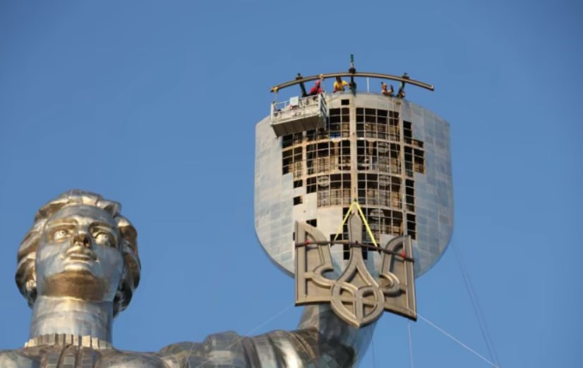 Η ουκρανική τρίαινα αντικατέστησε το σοβιετικό οικόσημο στο άγαλμα «Μητέρα Πατρίδα» στο Κίεβο