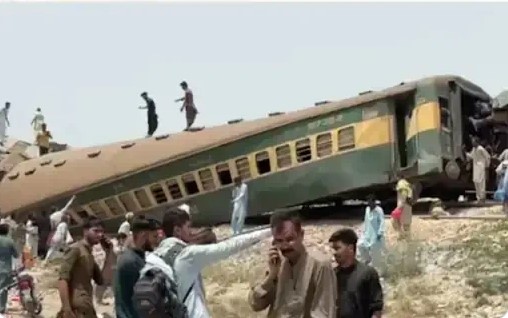 Τουλάχιστον 15 νεκροί και δεκάδες τραυματίες από εκτροχιασμό τρένου στο Πακιστάν