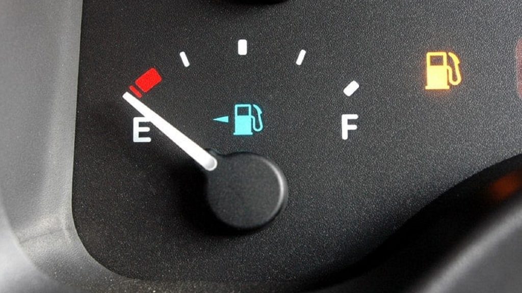 Εσύ το ήξερες; – Δες πόση βενζίνη πρέπει να βάζεις στο αυτοκίνητό σου