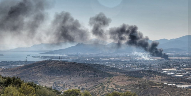 Φωτιά στον Ασπρόπυργο: Φόβοι για αναζωπυρώσεις – Στο σημείο παραμένουν οι πυροσβεστικές δυνάμεις