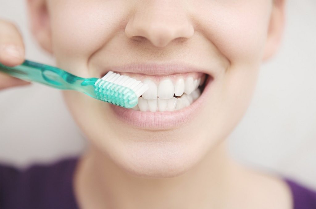 Μην το αμελείτε: Ο σοβαρός κίνδυνος αν δεν βουρτσίζουμε τα δόντια μας πριν τον ύπνο