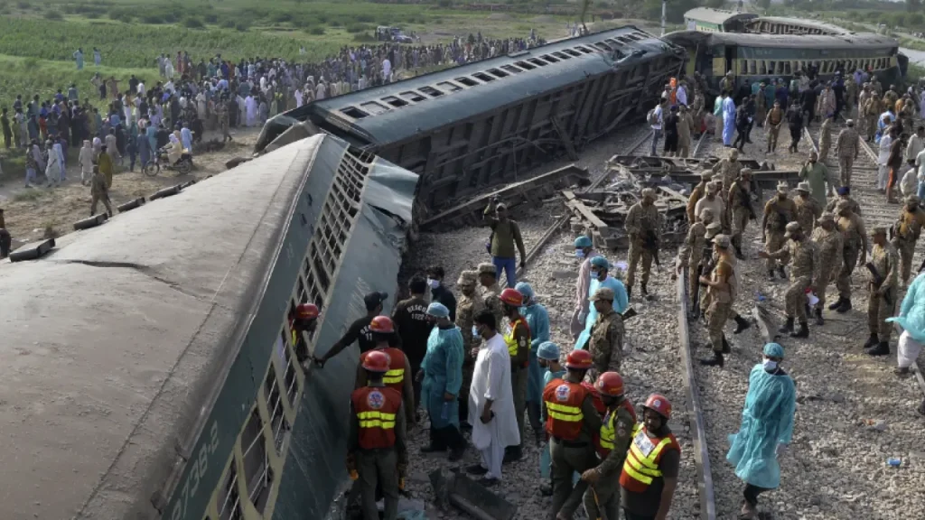 Πακιστάν: Στους 30 οι νεκροί από τον εκτροχιασμό επιβατικού τρένου