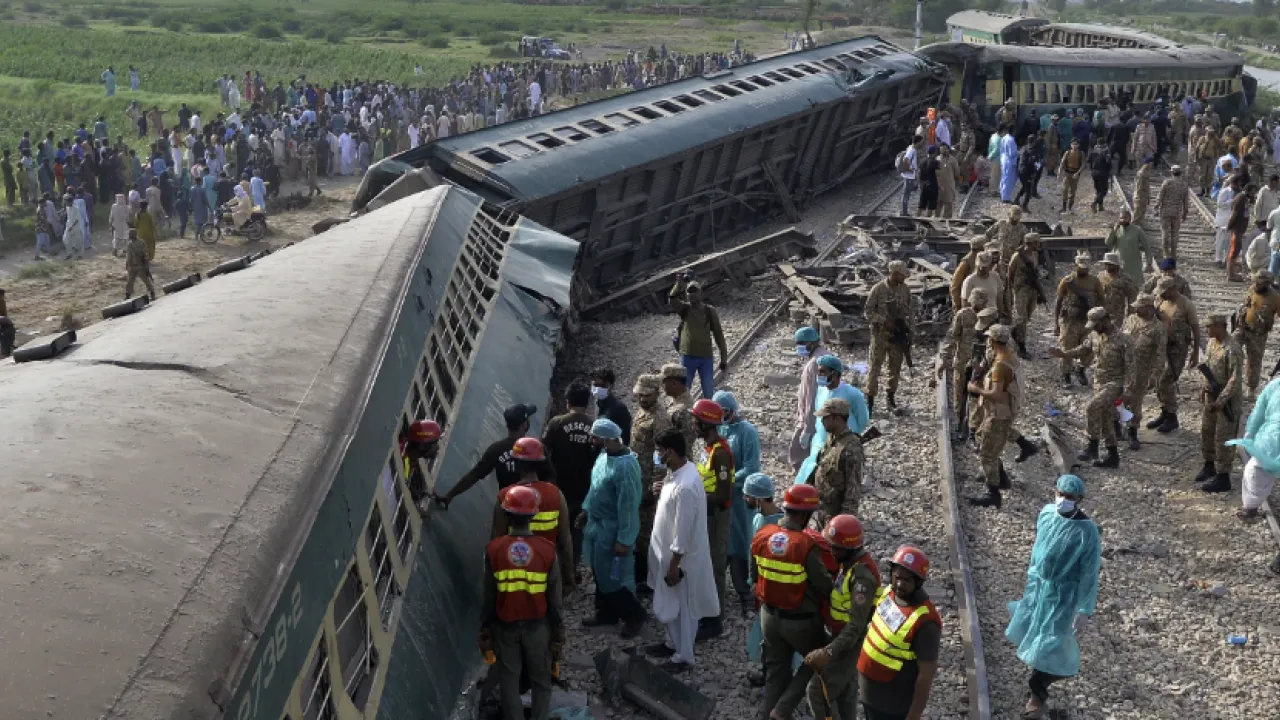 Πακιστάν: Στους 30 οι νεκροί από τον εκτροχιασμό επιβατικού τρένου