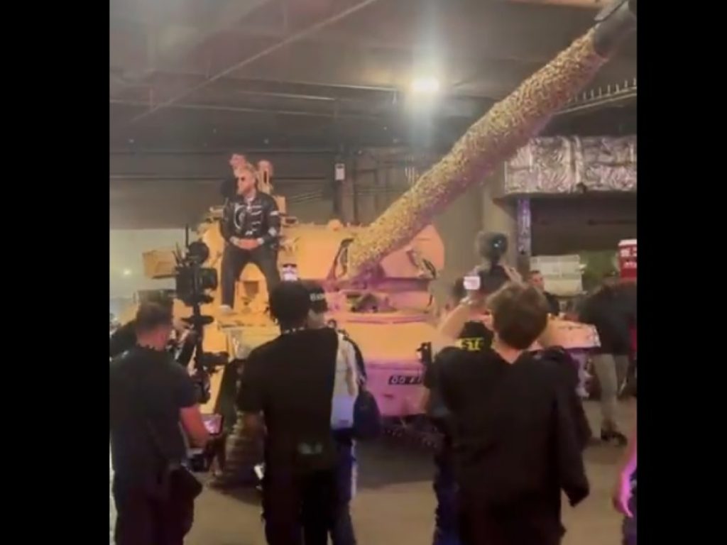 Αυτή κι αν είναι είσοδος: Πυγμάχος μπήκε να αγωνιστεί στον ρινγκ με… τανκ! (βίντεο)