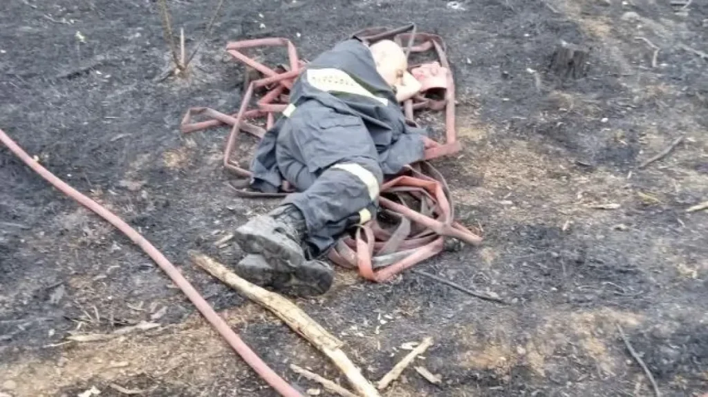Έβρος: «Ραγίζει καρδιές» η εικόνα πυροσβέστη που κοιμάται εξουθενωμένος στο έδαφος μετά από μάχη με τις φλόγες