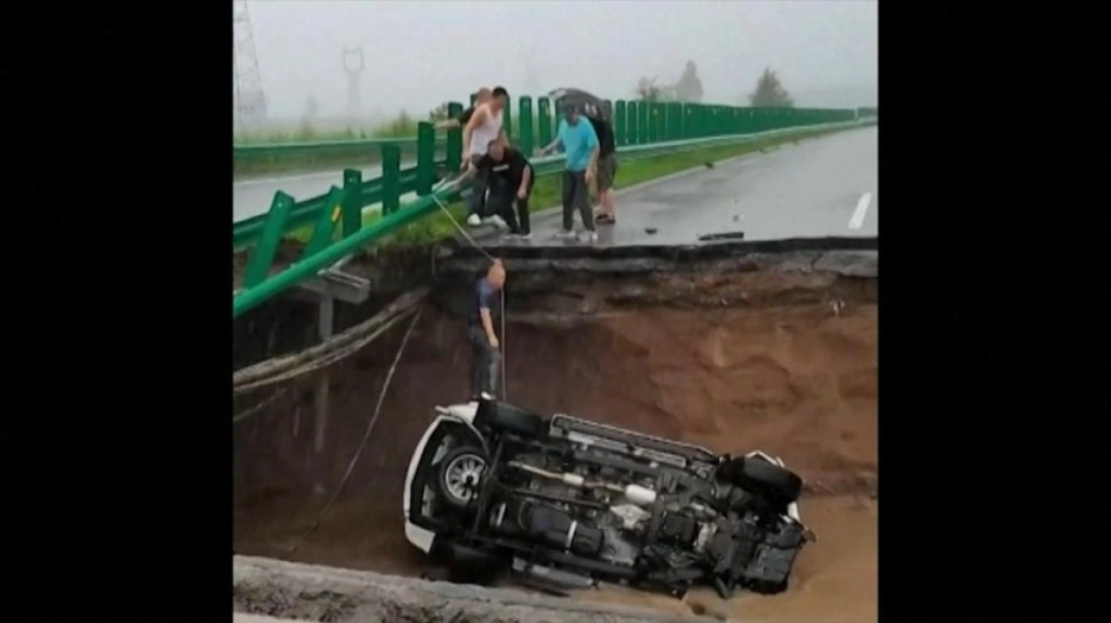 Κίνα: Η στιγμή που αυτοκίνητο πέφτει από γέφυρα που έχει γκρεμιστεί από τις καταρρακτώδεις βροχές (βίντεο)