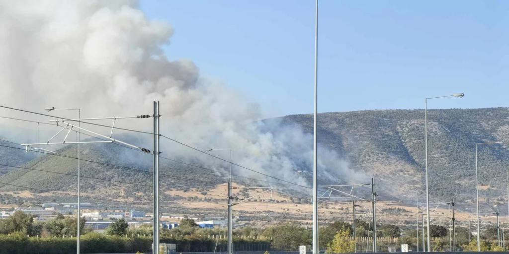 Υπό μερικό έλεγχο τέθηκε η φωτιά στην περιοχή Σοφό Ασπροπύργου (βίντεο)