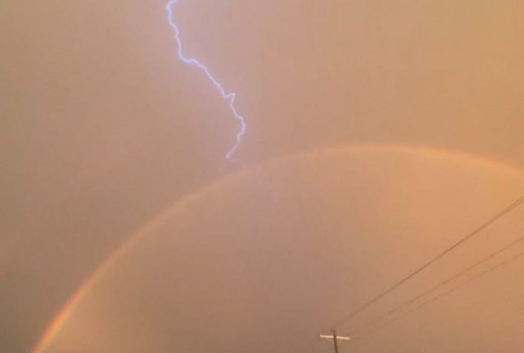 Αιόβα: Η στιγμή που κεραυνός «παγιδεύεται» μέσα σε ουράνιο τόξο (φώτο-βίντεο)
