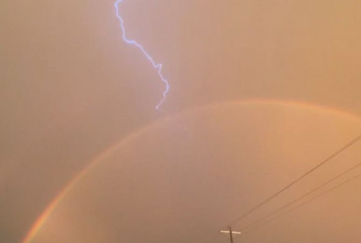 Αιόβα: Η στιγμή που κεραυνός «παγιδεύεται» μέσα σε ουράνιο τόξο (φώτο-βίντεο)