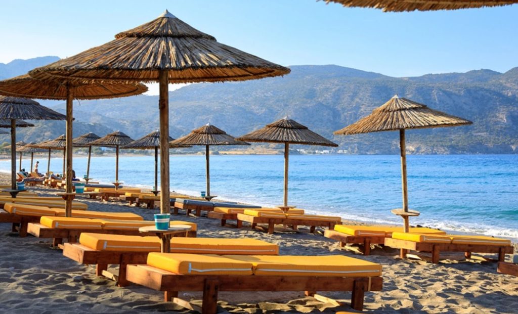 «Κίνημα της πετσέτας» – Χαλκιδική: Ο Δήμος Νέας Προποντίδας αποφάσισε να ξηλωθούν ομπρέλες και ξαπλώστρες