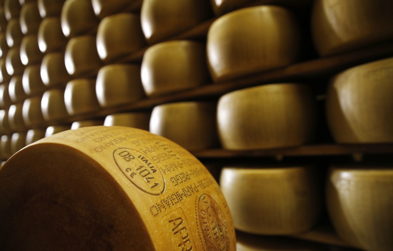 Ιταλία: Άνδρας βρήκε τραγικό θάνατο όταν καταπλακώθηκε από 15.000 «κεφάλια» παρμεζάνας