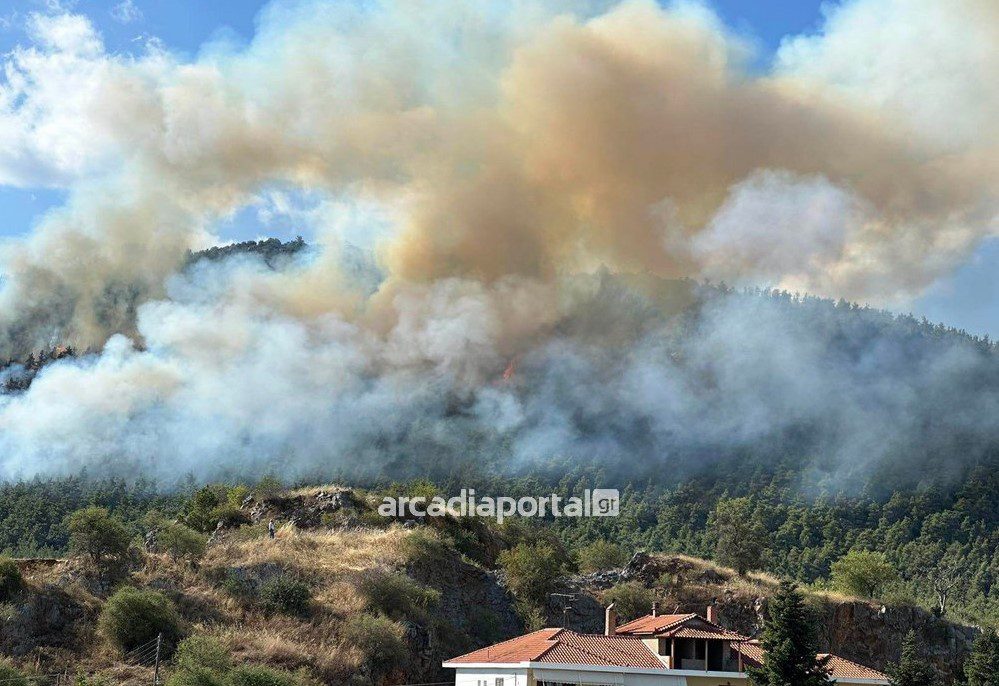 Μεγάλη φωτιά στην Τρίπολη: Μάχη να μην φτάσουν οι φλόγες στο Μαίναλο – Ακούγονται εκρήξεις (upd)