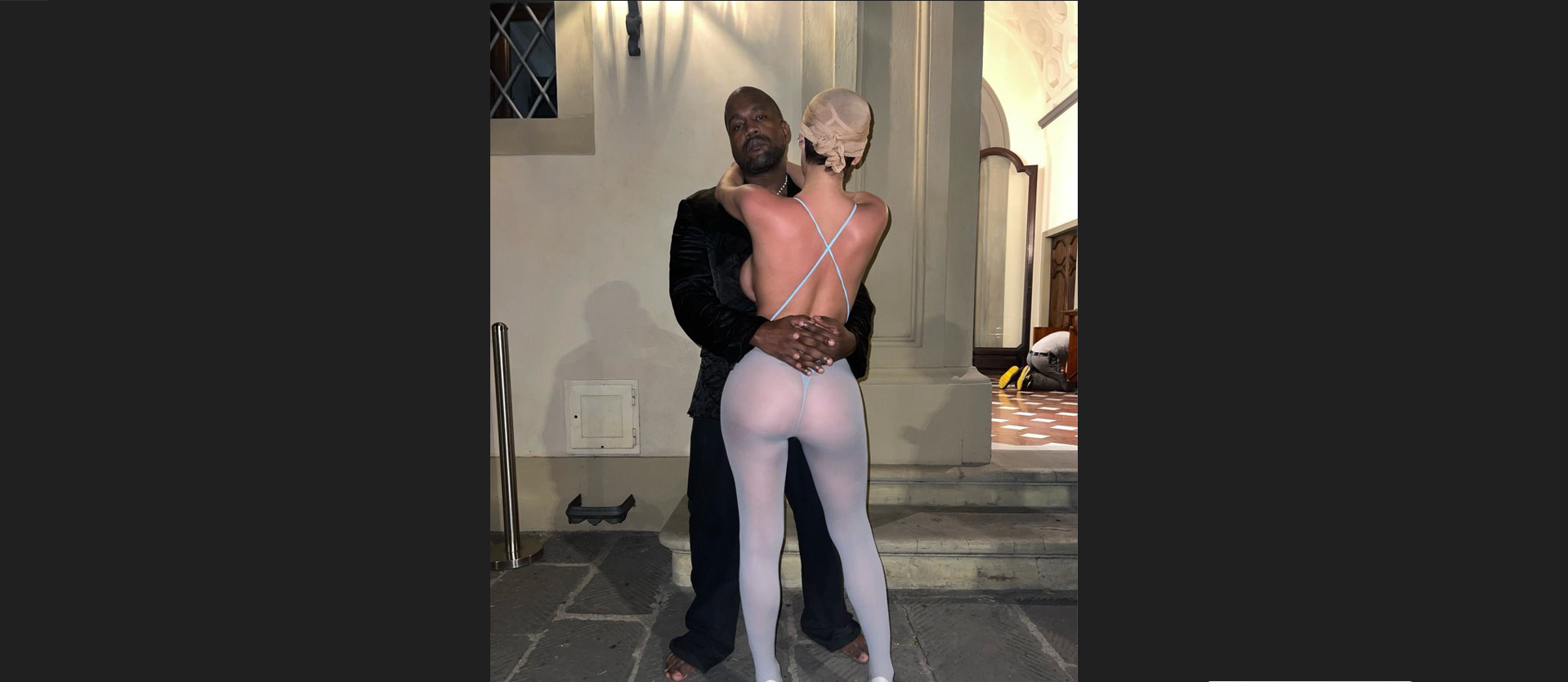 Κ.Γουέστ: Έξαλλοι οι Ιταλοί με την «προκλητική και άσεμνη» εμφάνιση της συζύγου του (φωτο)