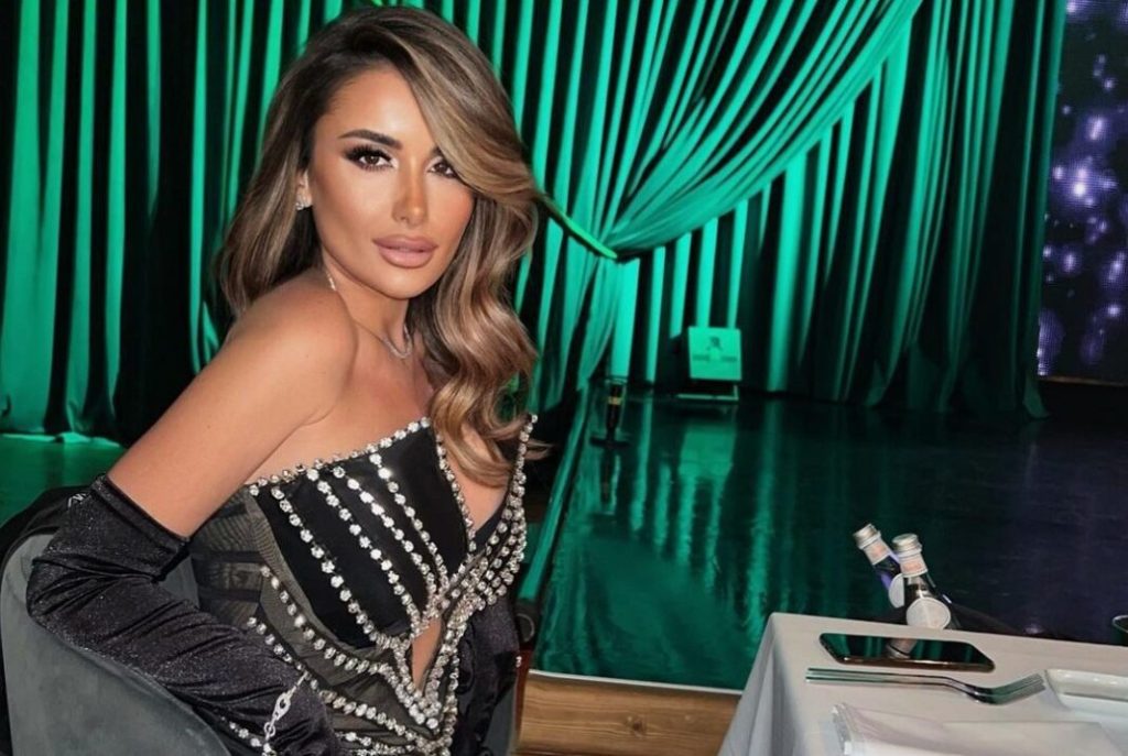 E.Vodos: Με ένα μαύρο αποκαλυπτικό φόρεμα μαγνήτισε όλα τα βλέμματα στη Μύκονο (βίντεο)