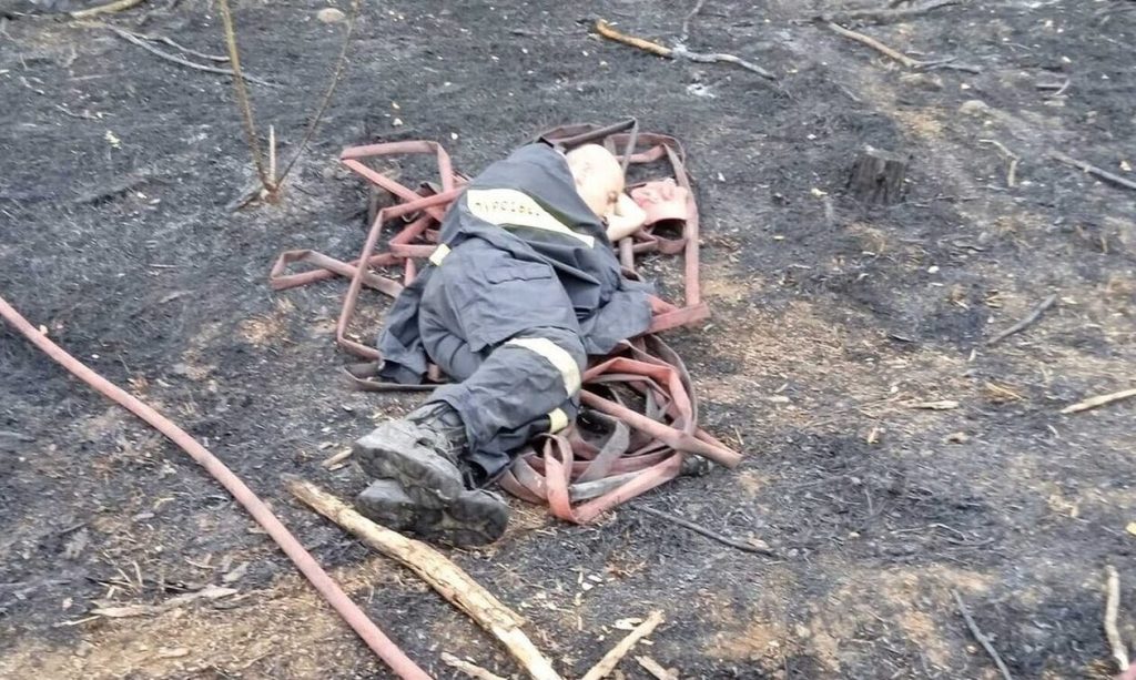 Έβρος: Πυροσβέστης ξάπλωσε πάνω σε μάνικα – «Δίνουμε τον καλύτερο μας εαυτό νύχτα-μέρα»