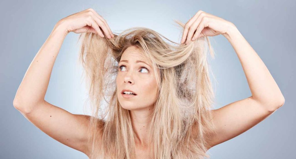 Δείτε τι πρέπει να κάνετε πριν κοιμηθείτε για να σταματήσει το φριζάρισμα των μαλλιών
