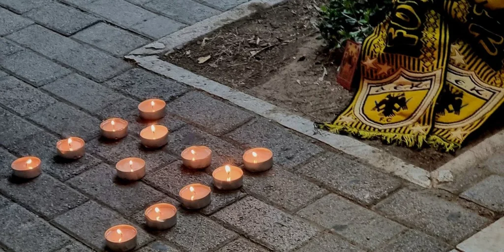 Νέα Φιλαδέλφεια: Κεριά και κασκόλ της ΑΕΚ στη μνήμη του οπαδού που δολοφονήθηκε στα άγρια επεισόδια με τους Κροάτες χούλιγκαν