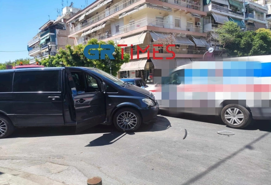 Σφοδρή σύγκρουση τριών οχημάτων στη Θεσσαλονίκη: Τραυματίστηκε βρέφος – Δείτε φωτογραφίες