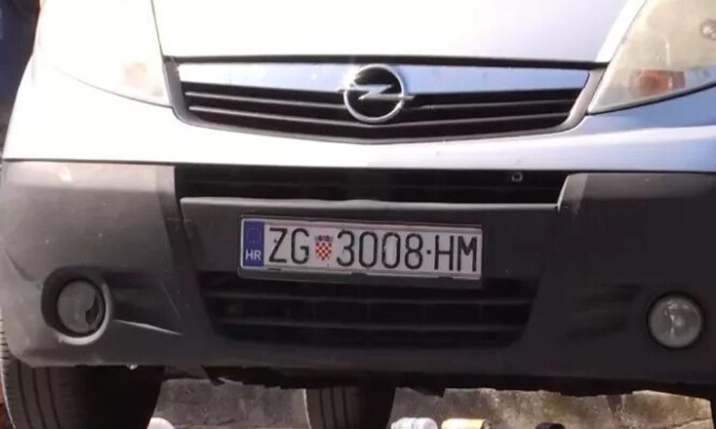 Νέα Φιλαδέλφεια: Αυτό είναι ένα από τα βαν που αποβίβασε τους Κροάτες νεοναζί χούλιγκανς στον σταθμό «Ειρήνη»