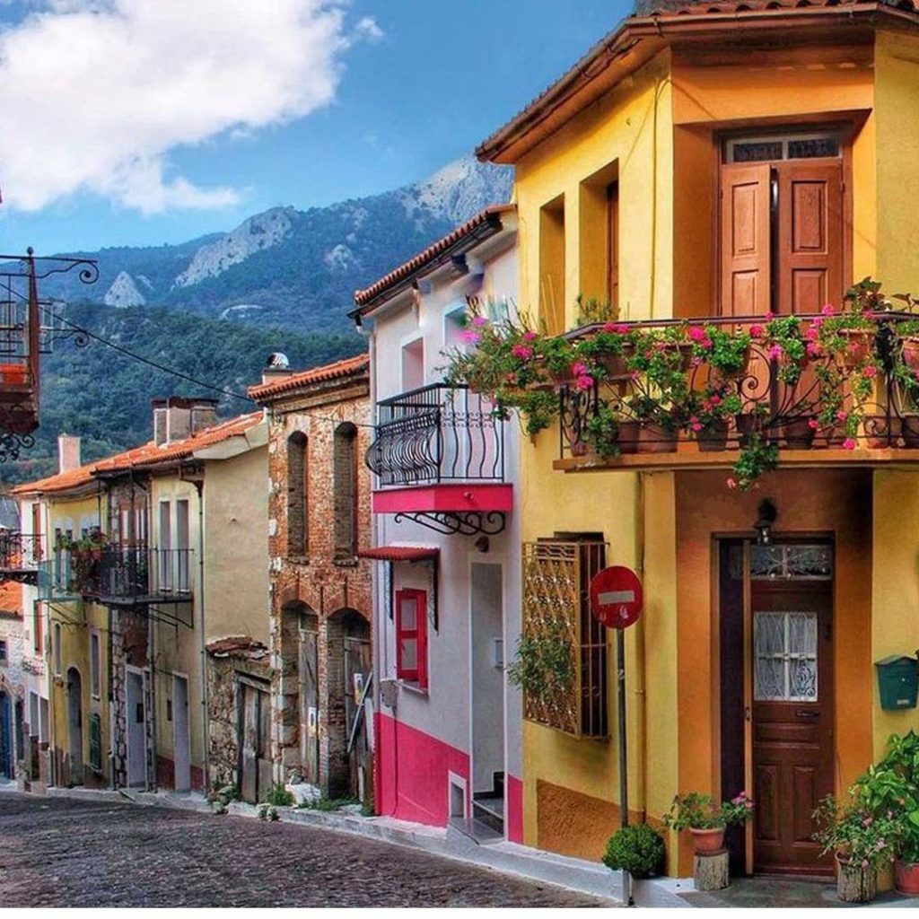 Αγιάσος: Το πολύχρωμο χωριό στη Λέσβο που μοιάζει σαν να έχει βγει από… παραμύθι (φώτο)