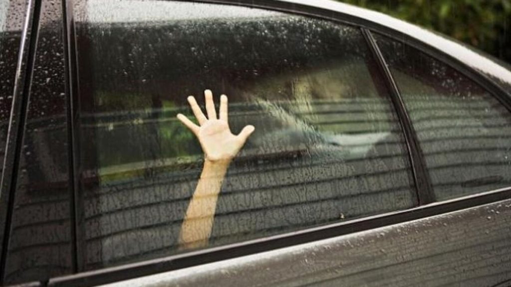 «Πατέρας» στο Μεσολόγγι κλείδωσε την 4χρονη κόρη του στο αυτοκίνητο και πήγε για ψώνια