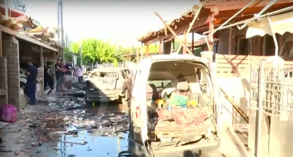 Ισχυρή έκρηξη στον Ασπρόπυργο: Προκλήθηκαν εκτεταμένες ζημιές σε 10 οχήματα και σε 5 μονοκατοικίες (βίντεο, φωτό)