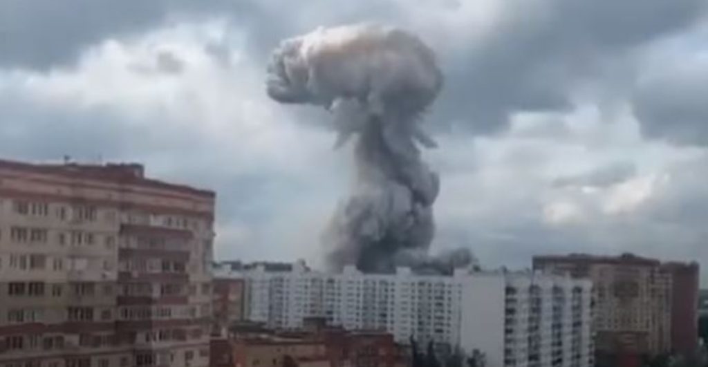 Ένας νεκρός, οκτώ αγνοούμενοι και περίπου 60 τραυματίες από την έκρηξη στο εργοστάσιο στην Μόσχα (βίντεο)