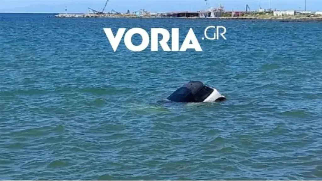 Χαλκιδική: Επιχείρηση «διάσωσης» αυτοκινήτου που έπεσε στη θάλασσα – Δείτε βίντεο