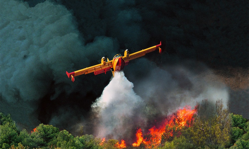 Φωτιά στην Πάρνηθα: Όσα «είδε» το συντονιστικό ελικόπτερο της Πυροσβεστικής – Οι πυκνοί καπνοί και οι ρίψεις (βίντεο)