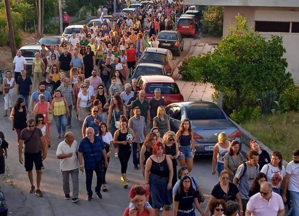 Θήβα: Τεράστια πορεία στήριξης τετραμελούς οικογένειας που κινδυνεύει να χάσει το σπίτι της σε πλειστηριασμό